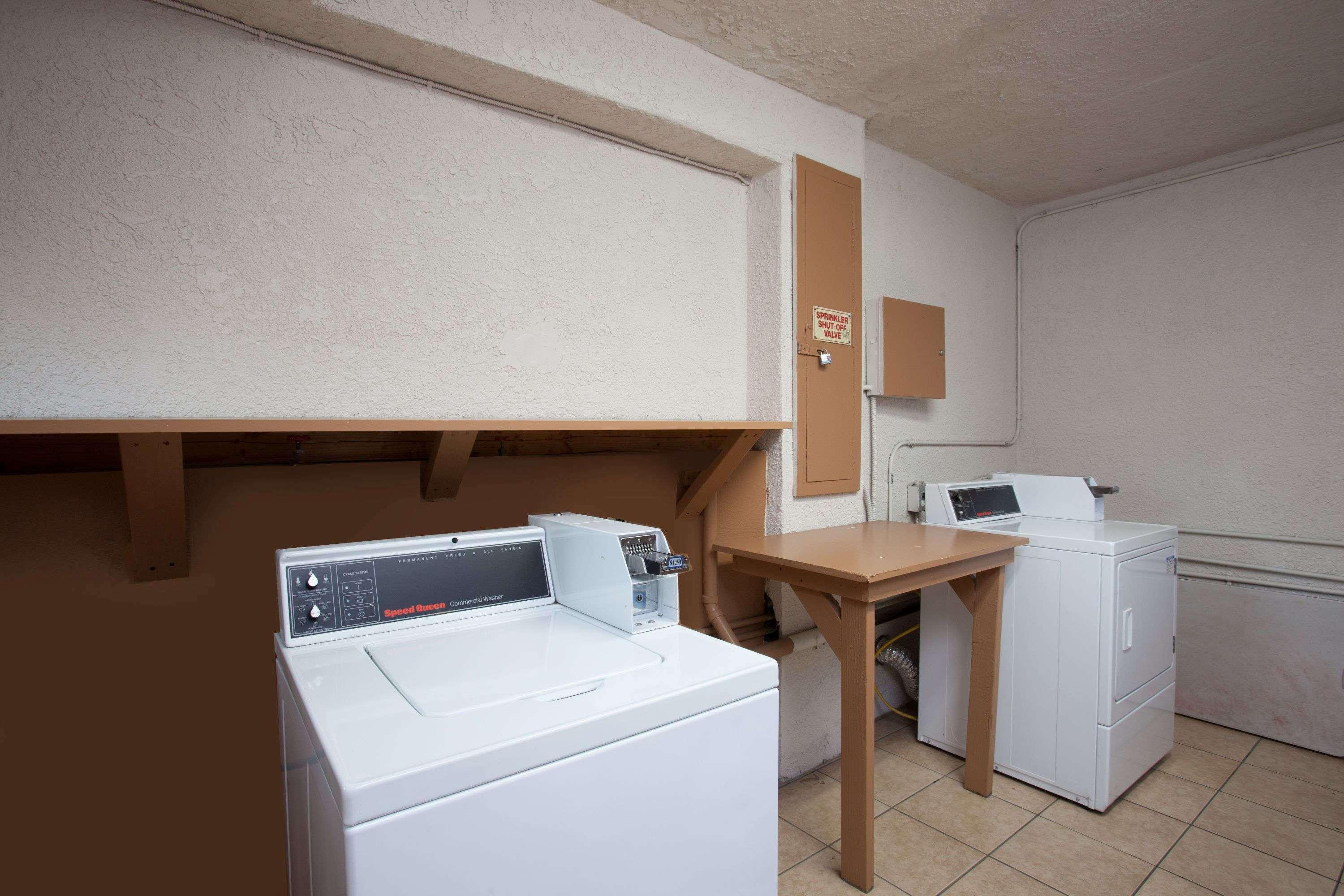 ทราเวลลอดจ์ บาย วินด์แฮม ออนแทริโอ Motel ออนตาริโอ ภายนอก รูปภาพ